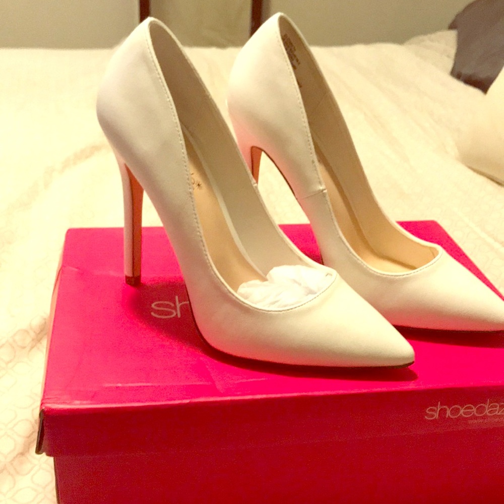 White Elizabeth pumps